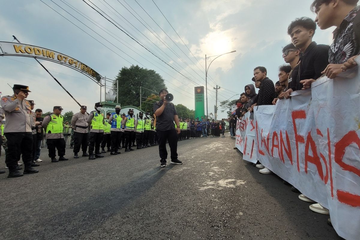 Demo Tolak UU TNI Berlanjut, Mahasiswa Gelar Aksi di DPR